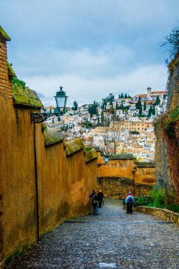 İspanya 'daki Alhambra Sarayı' na giden dik bir yol görünüyor.