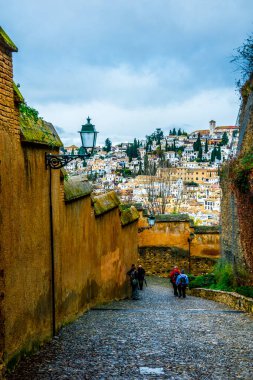 İspanya 'daki Alhambra Sarayı' na giden dik bir yol görünüyor.