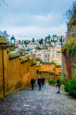 İspanya 'daki Alhambra Sarayı' na giden dik bir yol görünüyor.