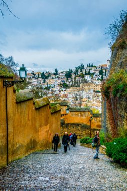 İspanya 'daki Alhambra Sarayı' na giden dik bir yol görünüyor.