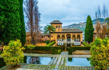 Alhambra de Granada. El Partal 'da. Hanımlar Kulesi 'nin arkasında duran kemerli kapıya bakan büyük bir gölet.