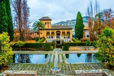 Alhambra de Granada. El Partal 'da. Hanımlar Kulesi 'nin arkasında duran kemerli kapıya bakan büyük bir gölet.