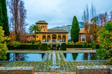 Alhambra de Granada. El Partal 'da. Hanımlar Kulesi 'nin arkasında duran kemerli kapıya bakan büyük bir gölet.