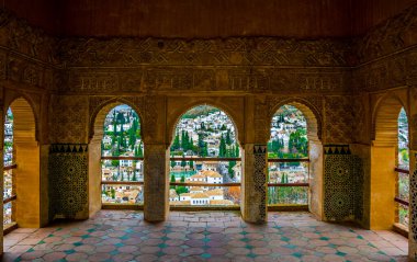 Kemerli pencerelerden Granada 'ya bir manzara. Alhambra Sarayı, Granada, Endülüs, İspanya.