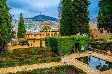 İnsanlar İspanya 'daki Alhambra Sarayı' nın otoparkında geziniyorlar.