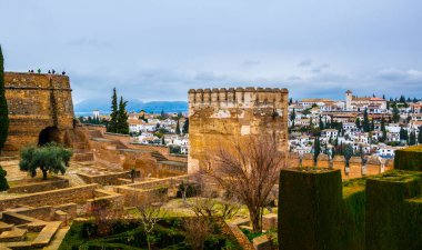 İspanya 'daki El Hambra Sarayı' nın tahkimatının manzarası