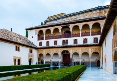 İspanya 'daki Alhambra Sarayı' nın içinde yapay gölü olan iç avlu manzarası