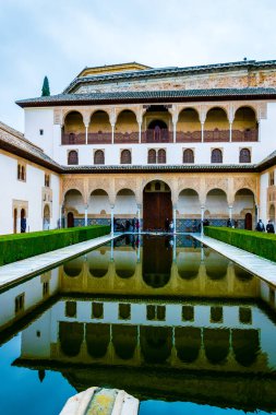 İspanya 'daki Alhambra Sarayı' nın içinde yapay gölü olan iç avlu manzarası