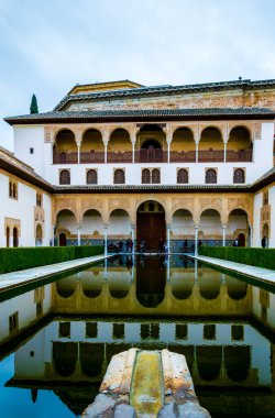 İspanya 'daki Alhambra Sarayı' nın içinde yapay gölü olan iç avlu manzarası