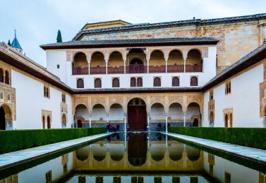 İspanya 'daki Alhambra Sarayı' nın içinde yapay gölü olan iç avlu manzarası