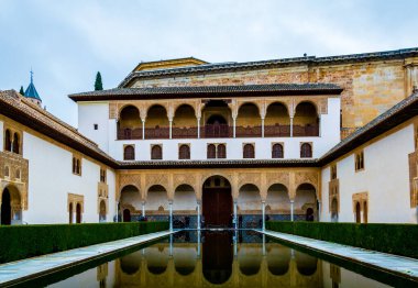 İspanya 'daki Alhambra Sarayı' nın içinde yapay gölü olan iç avlu manzarası