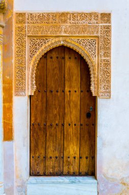Alhambra palace İspanya içinde yer alan güzel bir kapı detay.
