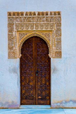 Alhambra palace İspanya içinde yer alan güzel bir kapı detay.