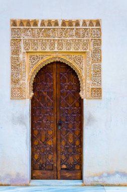 Alhambra palace İspanya içinde yer alan güzel bir kapı detay.