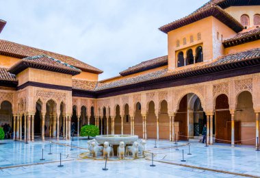 Granada, İspanya 'daki Alhambra Sarayı' ndaki aslanlar.