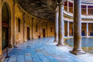 İspanya 'nın Granada kentindeki Charles V Sarayı' ndaki (Palacio de Carlos V) bir kolonun ayrıntıları.