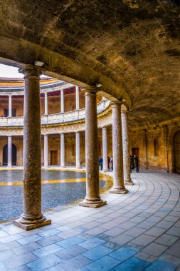 İspanya 'nın Granada kentindeki Charles V Sarayı' ndaki (Palacio de Carlos V) bir kolonun ayrıntıları.