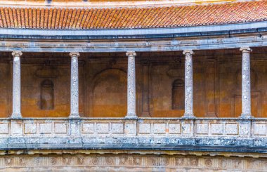 İspanya 'nın Granada kentindeki Charles V Sarayı' nda (Palacio de Carlos V) bir balkon manzarası.