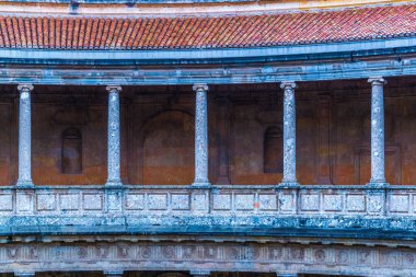 İspanya 'nın Granada kentindeki Charles V Sarayı' nda (Palacio de Carlos V) bir balkon manzarası.