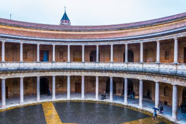 İspanya 'nın Granada kentindeki Charles V Sarayı' ndaki (Palacio de Carlos V) bir kolonun ayrıntıları.