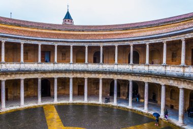 İspanya 'nın Granada kentindeki Charles V Sarayı' ndaki (Palacio de Carlos V) bir kolonun ayrıntıları.