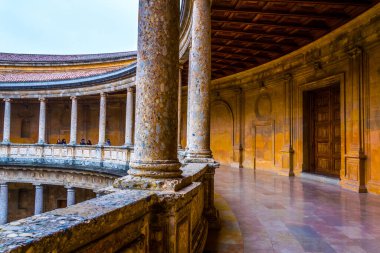 İspanya 'nın Granada kentindeki Charles V Sarayı' ndaki (Palacio de Carlos V) bir kolonun ayrıntıları.