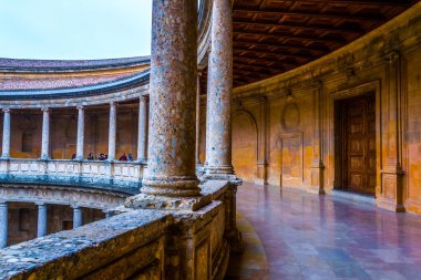 İspanya 'nın Granada kentindeki Charles V Sarayı' ndaki (Palacio de Carlos V) bir kolonun ayrıntıları.