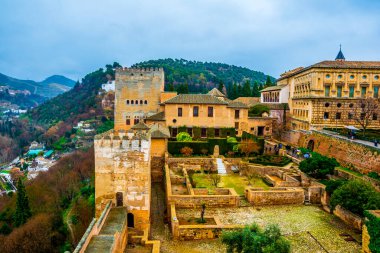 İspanya 'daki Alhambra Sarayı' nın tahkimatı