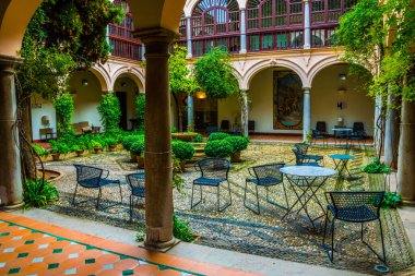 İspanya 'daki Alhambra Sarayı' nın küçük avlularından birinde bir kafe.