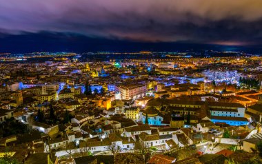 İspanya şehri Granada 'nın gece hava manzarası