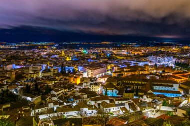İspanya şehri Granada 'nın gece hava manzarası