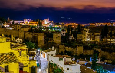 İspanya şehri Granada 'nın gece hava manzarası