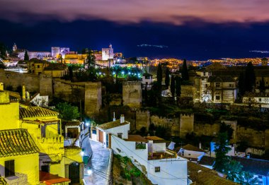 İspanya şehri Granada 'nın gece hava manzarası