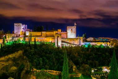 İspanya 'nın Granada şehrindeki Alhambra Sarayı' nın gece manzarası