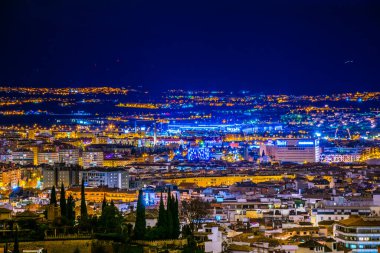 İspanya şehri Granada 'nın gece hava manzarası