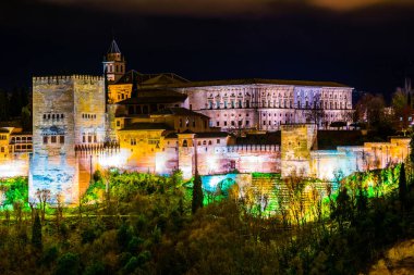 İspanya 'nın Granada şehrindeki Alhambra Sarayı' nın gece manzarası