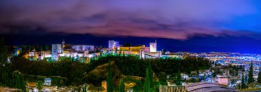 İspanya 'nın Granada şehrindeki Alhambra Sarayı' nın gece manzarası