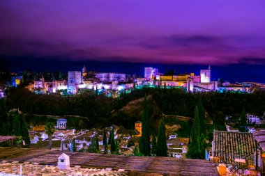 İspanya 'nın Granada şehrindeki Alhambra Sarayı' nın gece manzarası