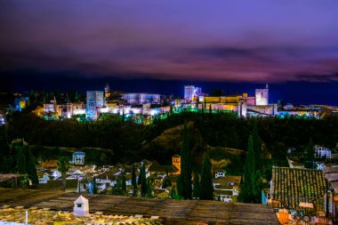 İspanya 'nın Granada şehrindeki Alhambra Sarayı' nın gece manzarası