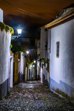 İspanyol şehri Granada 'nın tarihi merkezinde aydınlık bir caddenin gece görüşü