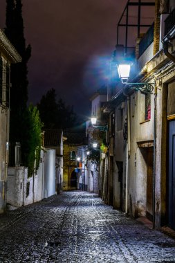 İspanyol şehri Granada 'nın tarihi merkezinde aydınlık bir caddenin gece görüşü