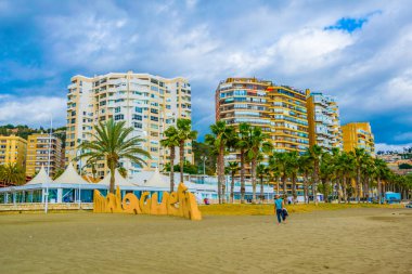 İspanyol Malaga şehrinin aynı isimli plajına girişi gösteren 