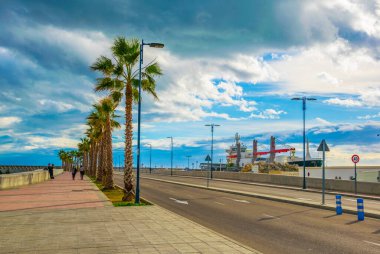 İspanya 'nın Malaga kentindeki Malagueta plajı boyunca uzanan bir gezinti güvertesi manzarası