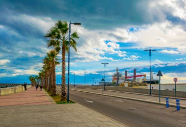 İspanya 'nın Malaga kentindeki Malagueta plajı boyunca uzanan bir gezinti güvertesi manzarası
