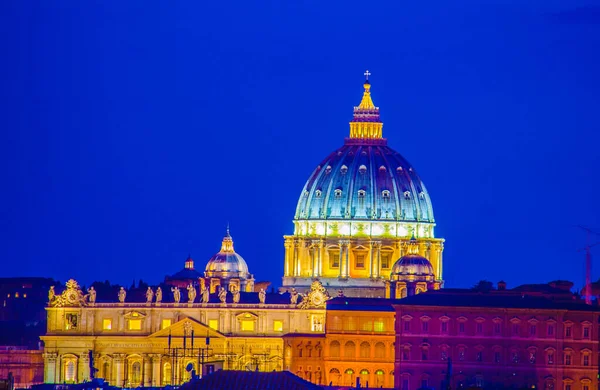 Vatikan müzelerinden alınan Aziz Peters Bazilikası 'nın kubbesine bakış