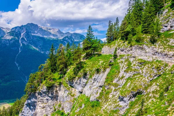 Avusturya 'daki Eisriesenwelt buz mağarasına giden zigzag dağ yolunun manzarası