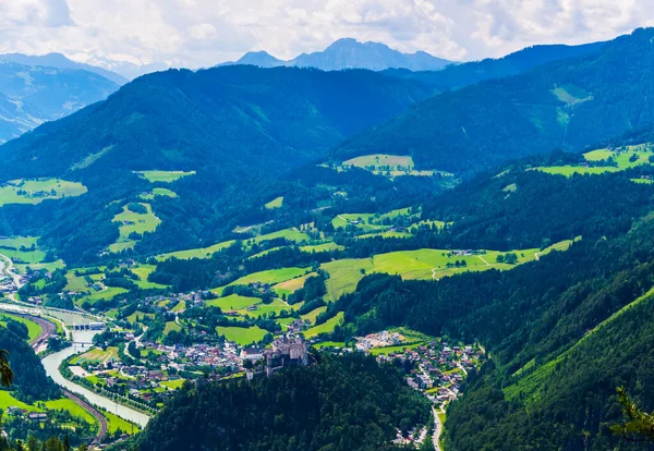 Avusturya Hohenwerfen Kalesi ve Eisriesenwelt Buz Mağarası için ünlü Werfen köyünün havadan görünümü