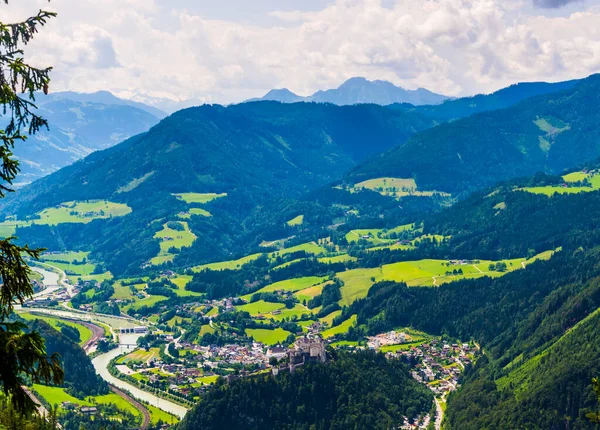 Avusturya Hohenwerfen Kalesi ve Eisriesenwelt Buz Mağarası için ünlü Werfen köyünün havadan görünümü