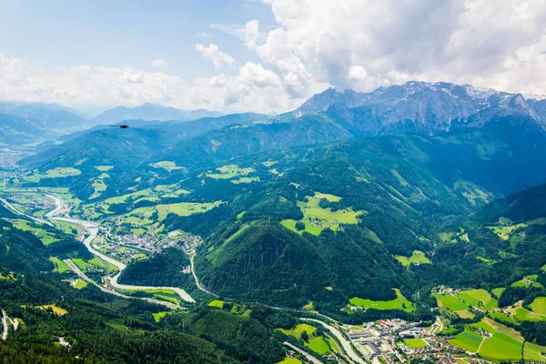 Avusturya Hohenwerfen Kalesi ve Eisriesenwelt Buz Mağarası için ünlü Werfen köyünün havadan görünümü