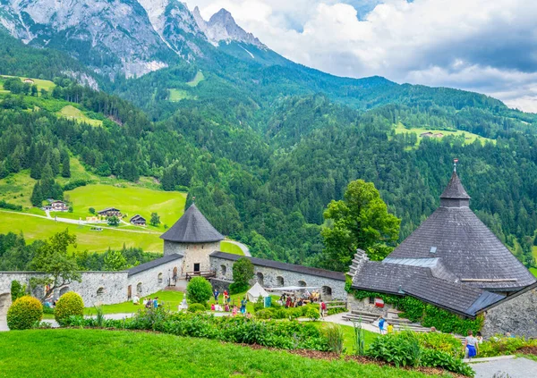 Turistler Avusturya 'daki Hohenwerfen kalesinde geziniyorlar..